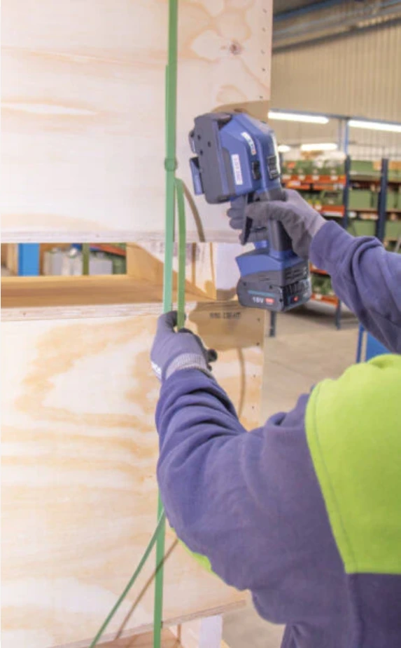 detalhes-ferramenta-cintagem-cyklop-lgt-260 Detalhes da ferramenta de cintagem Cyklop LGT 260, mostrando controle de tensão e acabamento em aço reforçado