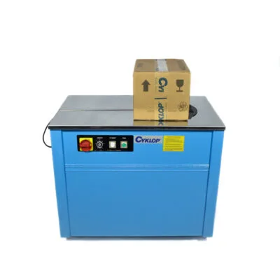 SP4 Cyklop arqueando embalagem Máquina semiautomática Cyklop SP4 arqueando embalagem sobre a mesa de operação