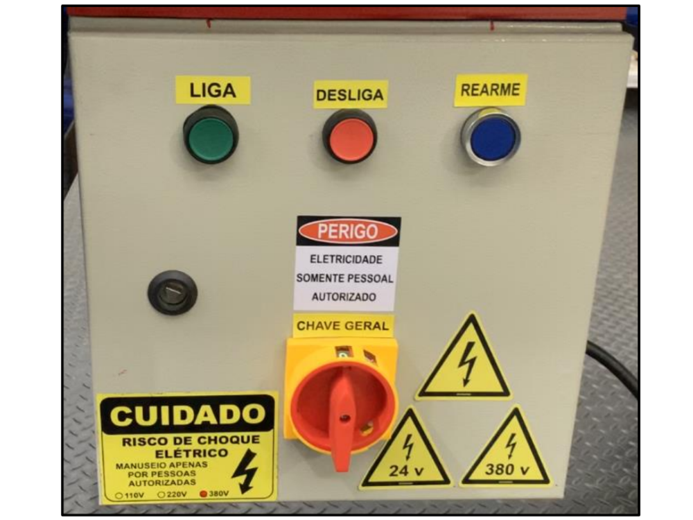 Botão de parada de emergência ilustrando as atualizações da NR12 na prática em equipamentos industriais