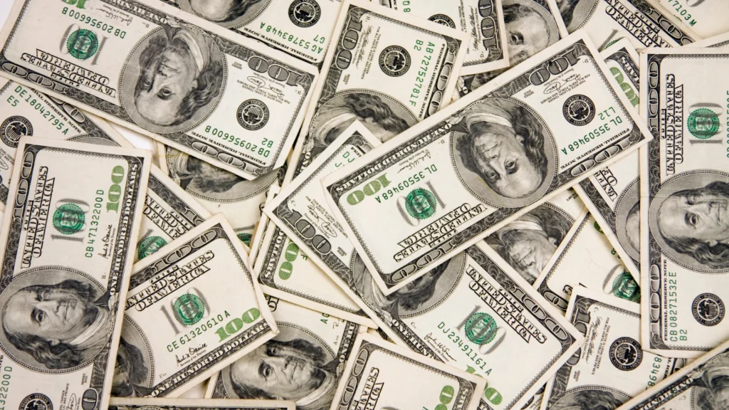 Representação da estabilidade do dólar em 2025 com fundo industrial e bandeira do Brasil, simbolizando equilíbrio econômico