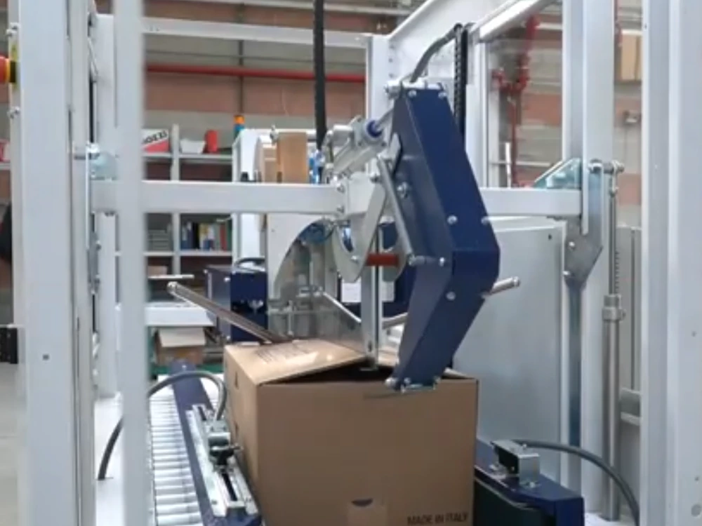 Equipamento de embalagem automatizado certificado pela NR12, garantindo segurança e redução de custos na linha de produção